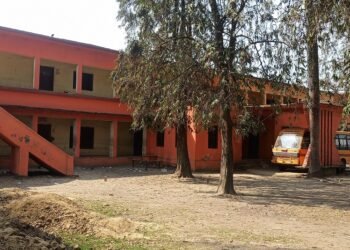 विद्यालय बन्द गरेर शिक्षक भ्रमणमा