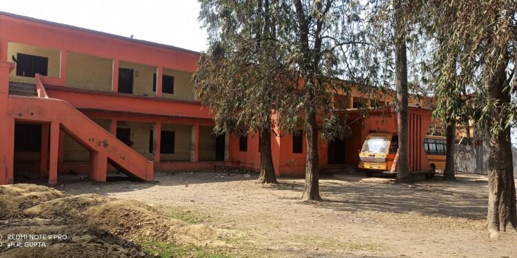 विद्यालय बन्द गरेर शिक्षक भ्रमणमा