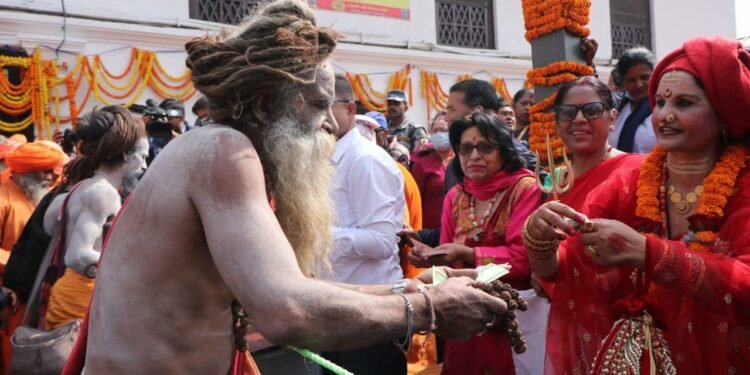 महाशिवरात्रीमा सहभागी हुन आएका साधुसन्तको दक्षिणासहित (फोटो फिचर)