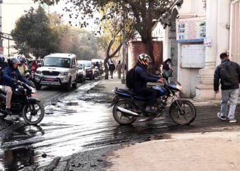 सिंहदरबार पूर्वी गेटअगाडि ढल फुटेर दुर्गन्ध, सवारी आवागमन प्रभावित