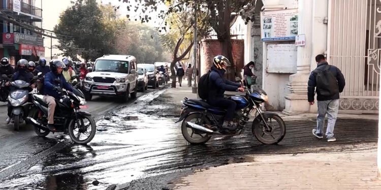 सिंहदरबार पूर्वी गेटअगाडि ढल फुटेर दुर्गन्ध, सवारी आवागमन प्रभावित