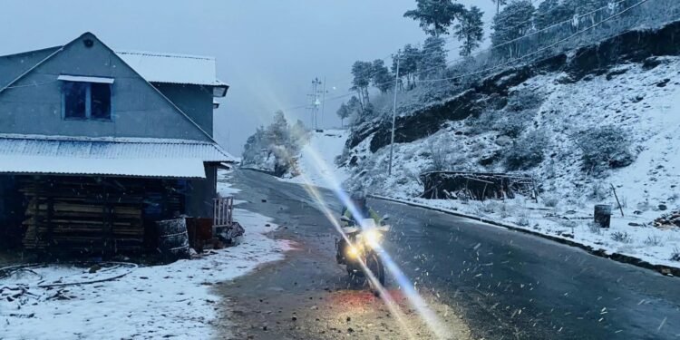सोलुखुम्बुमा यो वर्षकै पहिलो हिमपात, कृषकलाई राहत
