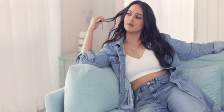 बलिउडकी अभिनेत्री सोनाक्षी सिन्हाको मनमोहक रुप (फोटोफिचर)