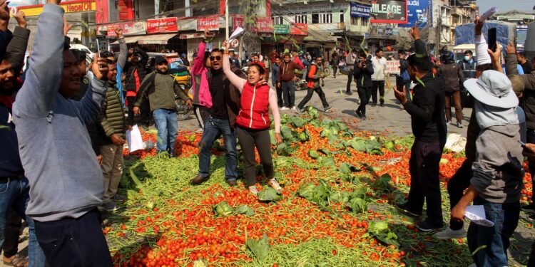 नबिकेपछि किसानले सडकमा फ्याँके तरकारी