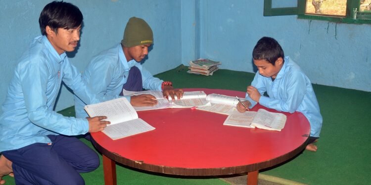 सुस्त श्रवण भएका व्यक्ति पढ्ने विद्यालयलाई आर्थिक समस्या