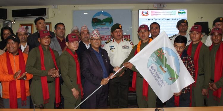 नेपाली सेनाको टोली अन्नपूर्ण हिमाल सफाइमा