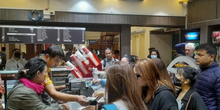 विमानस्थलमा खुलेआम ठगीदै उपभोक्ता, २० रुपैयाँको कालो चियालाई ८० रुपैयाँ !