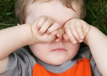 यी हुन् बच्चाको आँखा कमजोर भएको थाहा पाउने संकेतहरु