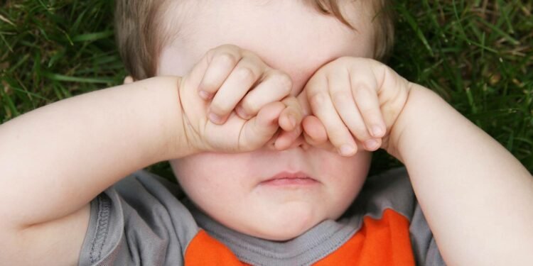 यी हुन् बच्चाको आँखा कमजोर भएको थाहा पाउने संकेतहरु