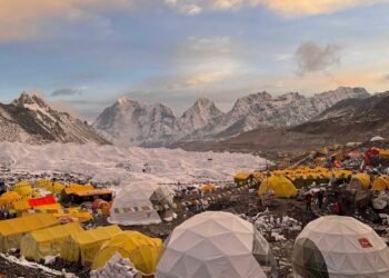 सेना हिमालबाट ३५ हजार किलो फोहर सङ्कलन गर्दै