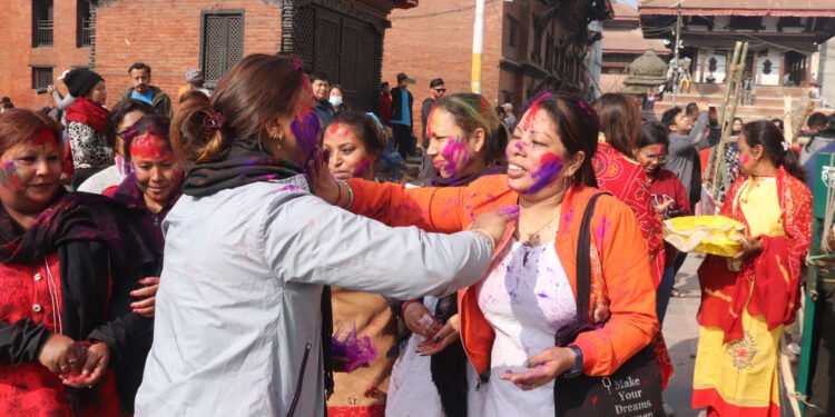 मर्यादित बन्दै होली