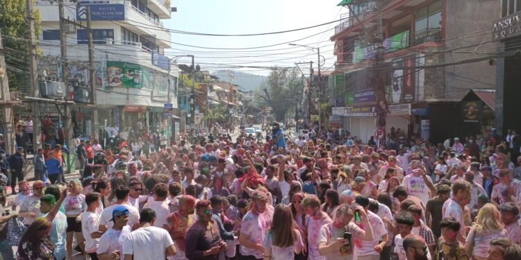 लेकसाइडमा रङमा रमाए पर्यटक