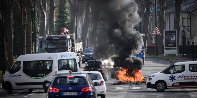 फ्रान्समा पेन्सन सुधारविरूद्धको प्रदर्शन चर्किदै