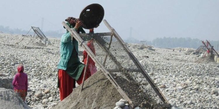 जीवन धान्न बालुवा बोक्नेदेखि ‘कटन क्यान्डी’ मेसिन चलाउनेसम्म