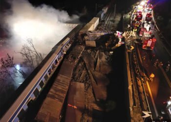 ग्रिसमा दुईवटा रेल ठोक्किंदा १६ जनाको मृत्यु