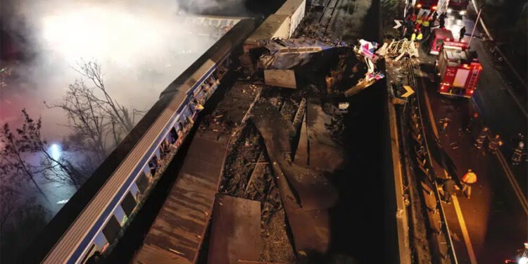 ग्रिसमा दुईवटा रेल ठोक्किंदा १६ जनाको मृत्यु