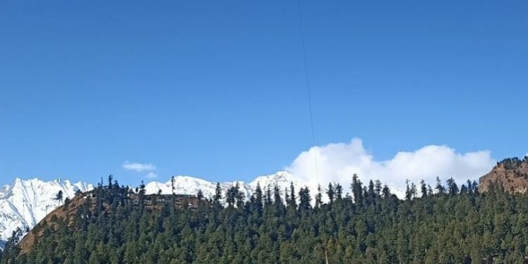 हेलिकप्टरबाट हुम्लाको गाउँगाउँमा नुन ढुवानी