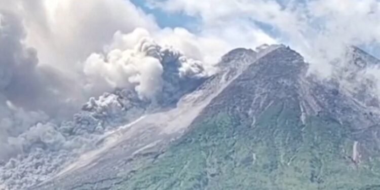 इण्डोनेसियाको मेरापी पर्वतमा ज्वालामुखी विष्फोट