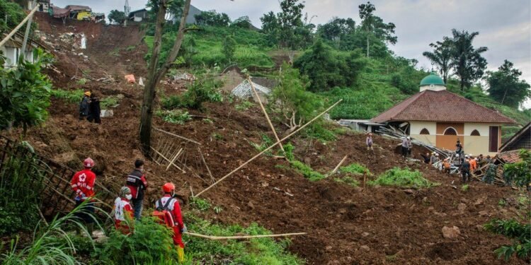पश्चिमी इन्डोनेसियामा पहिरोमा परी मृत्यु हुनेको सङ्ख्या ३६ पुग्यो