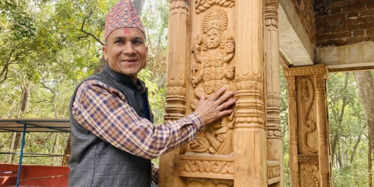 काष्ठकलामा ७ पुस्तादेखिको विरासत जोगाउँदै भीमबहादुर