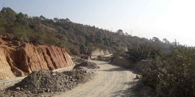 स्थानीयले रोके कालोपत्रेको काम