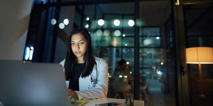 रातको समय काम गर्नुहुन्छ भने अपनाउनुस् यी टिप्स !