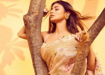 बलिउडकी अभिनेत्री मौनी रायको झकास लुक्स (फोटो फिचर)