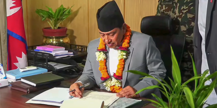 गृहमन्त्री नारायणकाजी श्रेष्ठले गरे पदभार ग्रहण