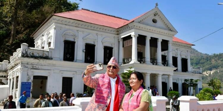 रानीमहलमा सेल्फी खिच्दै ओलीले भने ‘कच्चा प्रेम नगर्नू’