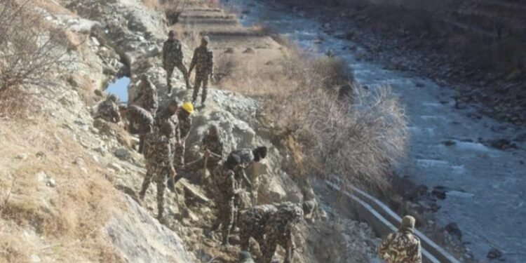 बाढीले बगाएको कुलो सेनाले बनाउँदै