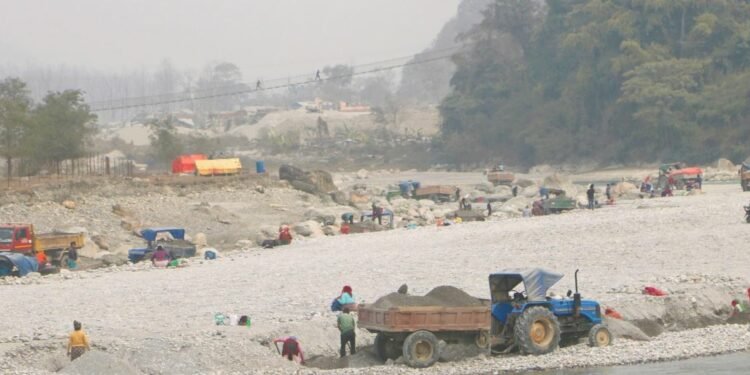 सेती किनारमा मजदुरको पीडाः न कसैले देख्छ, न कसैले सुन्छ