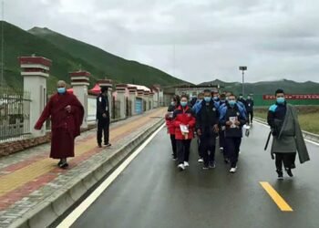 चिनियाँ अधिकारीद्वारा तिब्बती भाषी शिक्षक–शिक्षिकालाई दुर्व्यवहार जारी