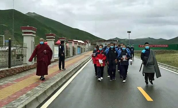 चिनियाँ अधिकारीद्वारा तिब्बती भाषी शिक्षक–शिक्षिकालाई दुर्व्यवहार जारी