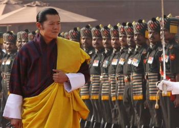 भुटानका राजा वाङ्चुकले भारतको भ्रमण गर्दै