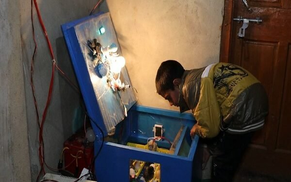 जम्मू–कश्मीरः १० वर्षीय बालकद्वारा सस्तो मूल्यमा अण्डाको इन्क्यूबेटर गर्ने मेसिन निर्माण