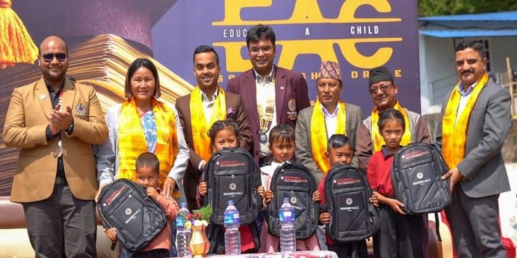 महालक्ष्मी विकास बैंकद्वारा स्कुल ब्याग वितरण