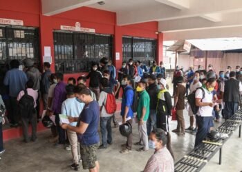 चौतर्फी बिचौलियाको घेराबन्दीमा जनताको बढी भीड लाग्ने कार्यालय