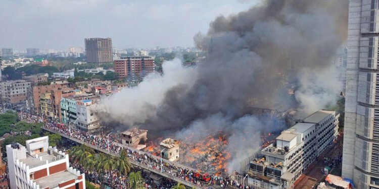 बंगलादेशको राजधानी ढाकामा भीषण आगलागी