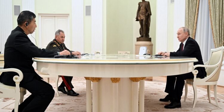 रुसी राष्ट्रपति पुटिन र चीनका रक्षामन्त्री शाङ्गफुबीच भेटवार्ता