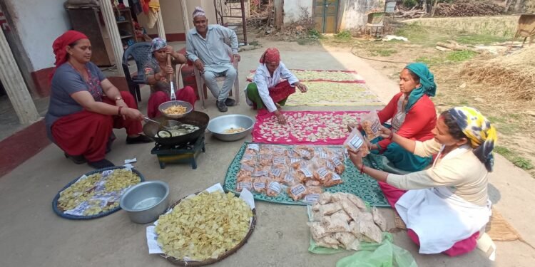 रामपुरका महिला चिप्स उत्पादन गर्दै