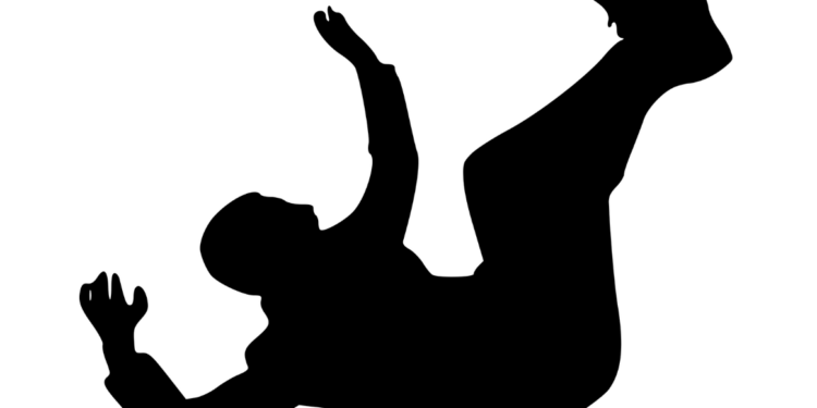 रवि लामिछानेको सवारीका चालक घरको छतबाट खस्दा गम्भीर घाइते