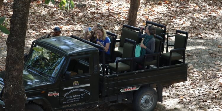 बर्दिया निकुञ्जमा पर्यटकको चलपहल बढ्दै