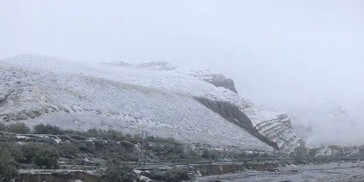 बेमौसमी हिमपातले मुस्ताङका सेताम्मे डाँडा