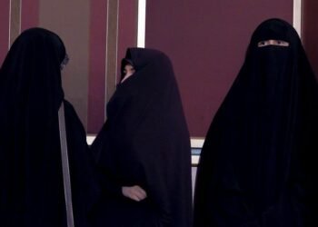 इरानमा हिजाब कानून तोड्ने १५० व्यवसाय बन्द