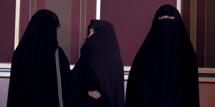 इरानमा हिजाब कानून तोड्ने १५० व्यवसाय बन्द