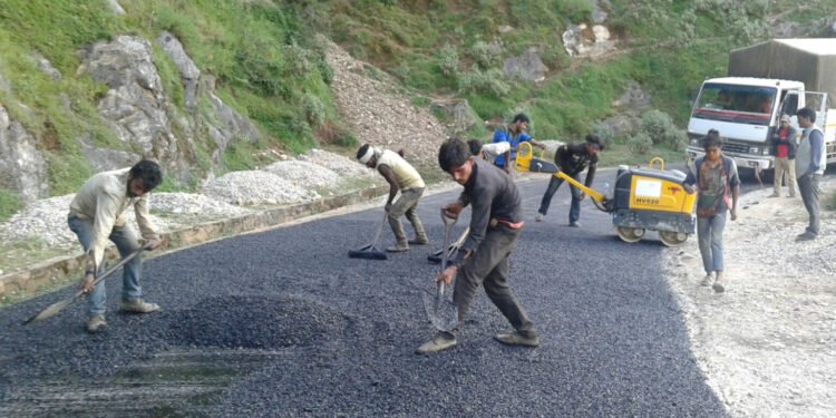 आँबुखैरेनीतर्फ सात किमि सडक कालोपत्रको तयारी