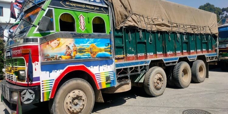 भन्सार छलीका सामान बोकेका चार ट्रक सशस्त्र प्रहरीको नियन्त्रणमा