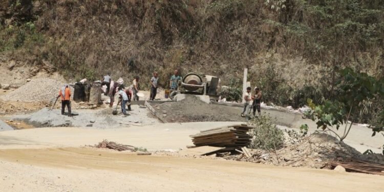 मध्यपहाडी लोकमार्गः हिउँदमा धुलो र बर्खामा हिलाम्य
