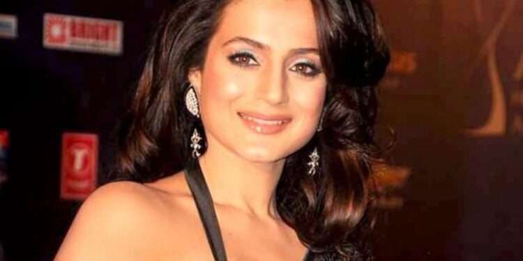 अमीषाविरुद्ध अदालतद्वारा वारेन्ट जारी