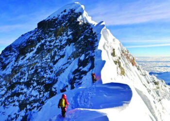 सगरमाथामा हिमपहिरोमा परी तीन जना बेपत्ता, सिम्रिक एयरको हेलिकप्टरबाट खोजी हुँदै